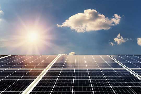 Solar-Panels im Sonnenschein