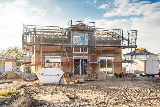 Baufinanzierung - Noch eingerüsteter Neubau eines Einfamilienhauses