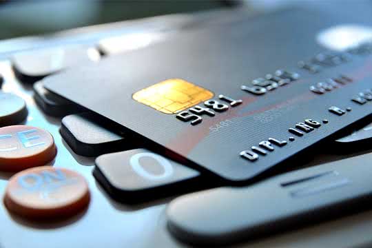 Nahaufnahme Kreditkarte liegt auf Taschenrechner