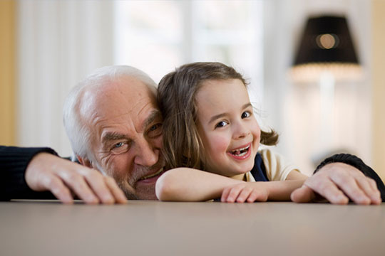 Großvater und Enkelkind als Symbol für generationenübergreifende Vermögens- und Nachfolgeplanung