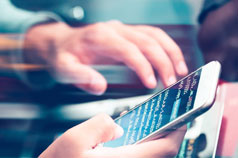 Nutzung digitaler Geräte als Symbol für Datenschutz und sicheren Umgang mit personenbezogenen Daten