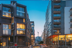 Moderne Wohn- und Gewerbeimmobilien im urbanen Umfeld als Symbol für Immobilieninvestments