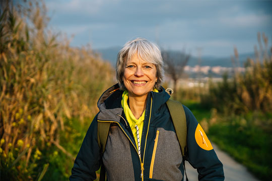 Aktive Seniorin als Symbol für selbstbestimmte Ruhestandsplanung und finanzielle Unabhängigkeit